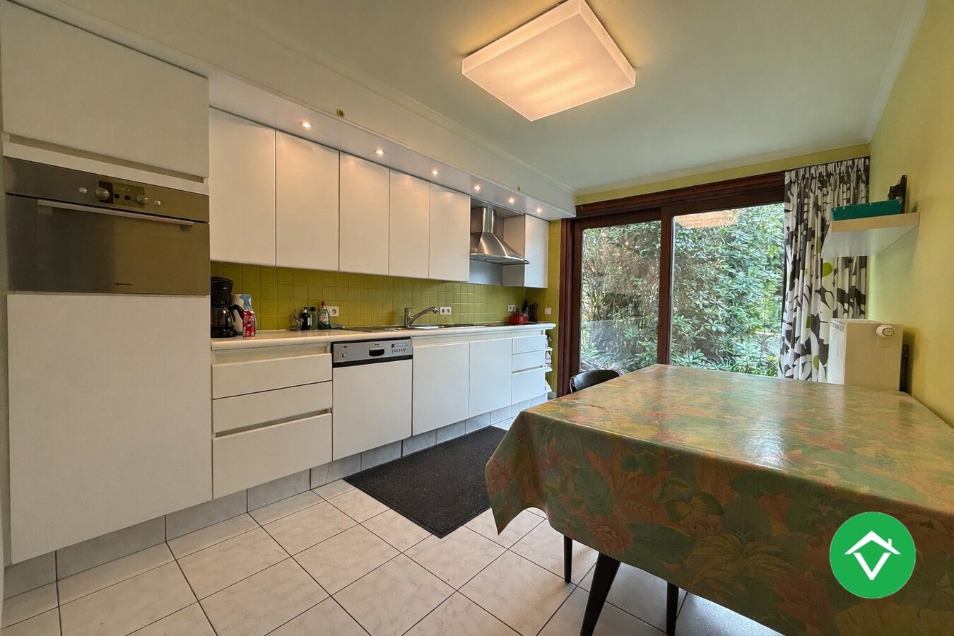 Stevige rijwoning met 4 slaapkamers, tuin en garage te Roeselare 