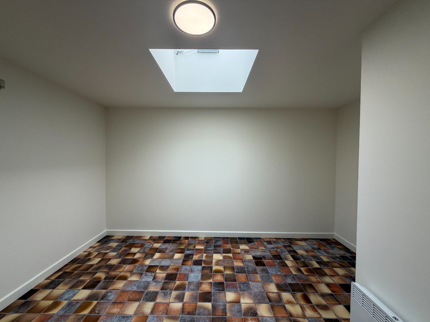 Ruime woning met twee slaapkamers en garage te Sint-Eloois-Vijve 