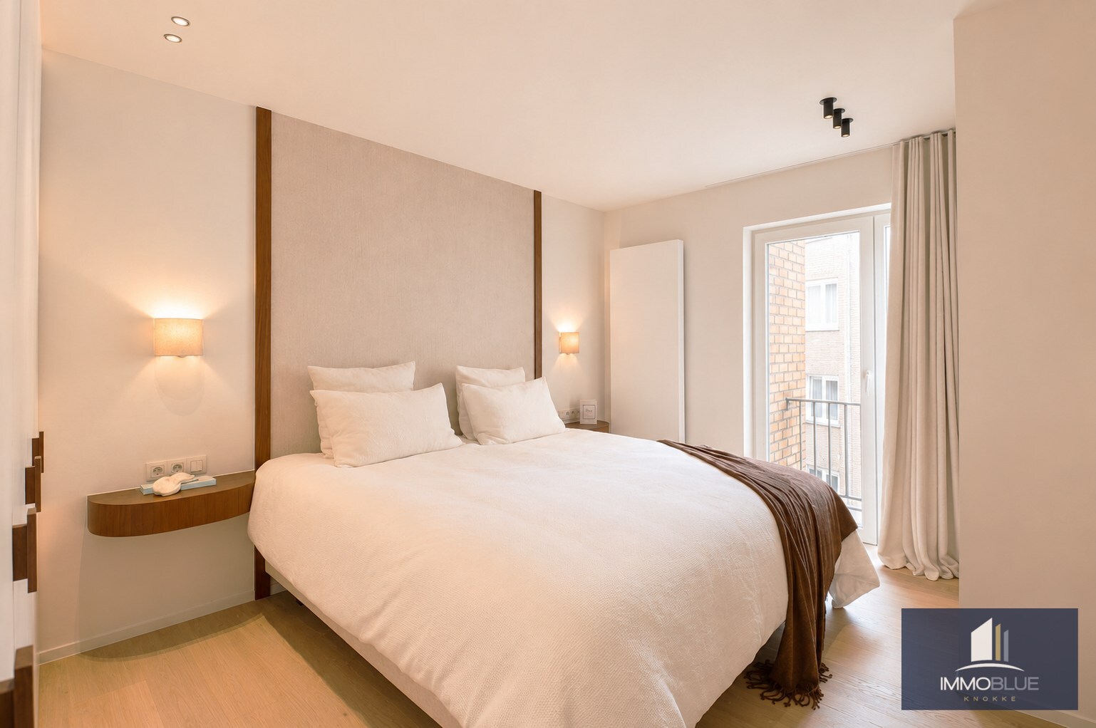 Appartement prestigieux entièrement rénové et fini avec des matériaux de haute qualité, situé à proximité de la place du Triangle. 