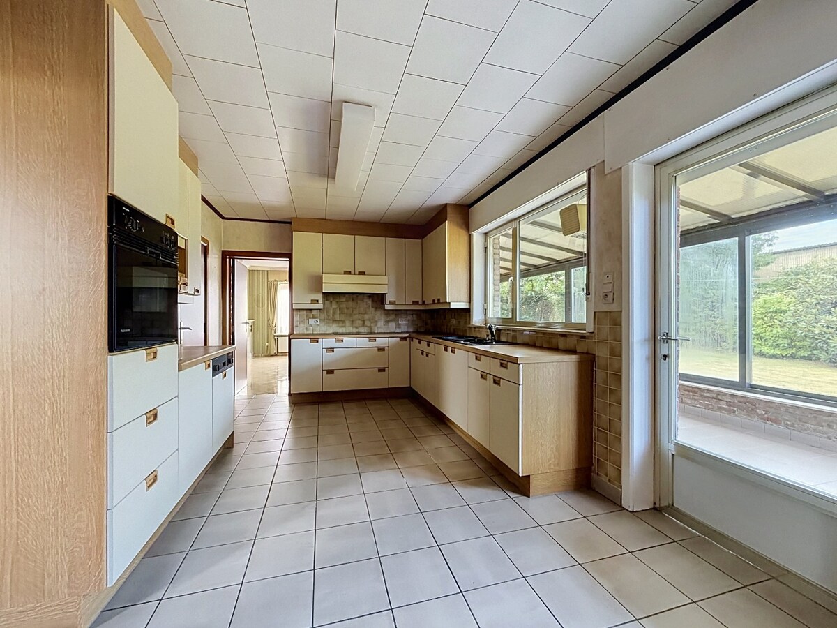 Ruime sixties villa met vergunde loodsen (350m²) te Vlierzele 