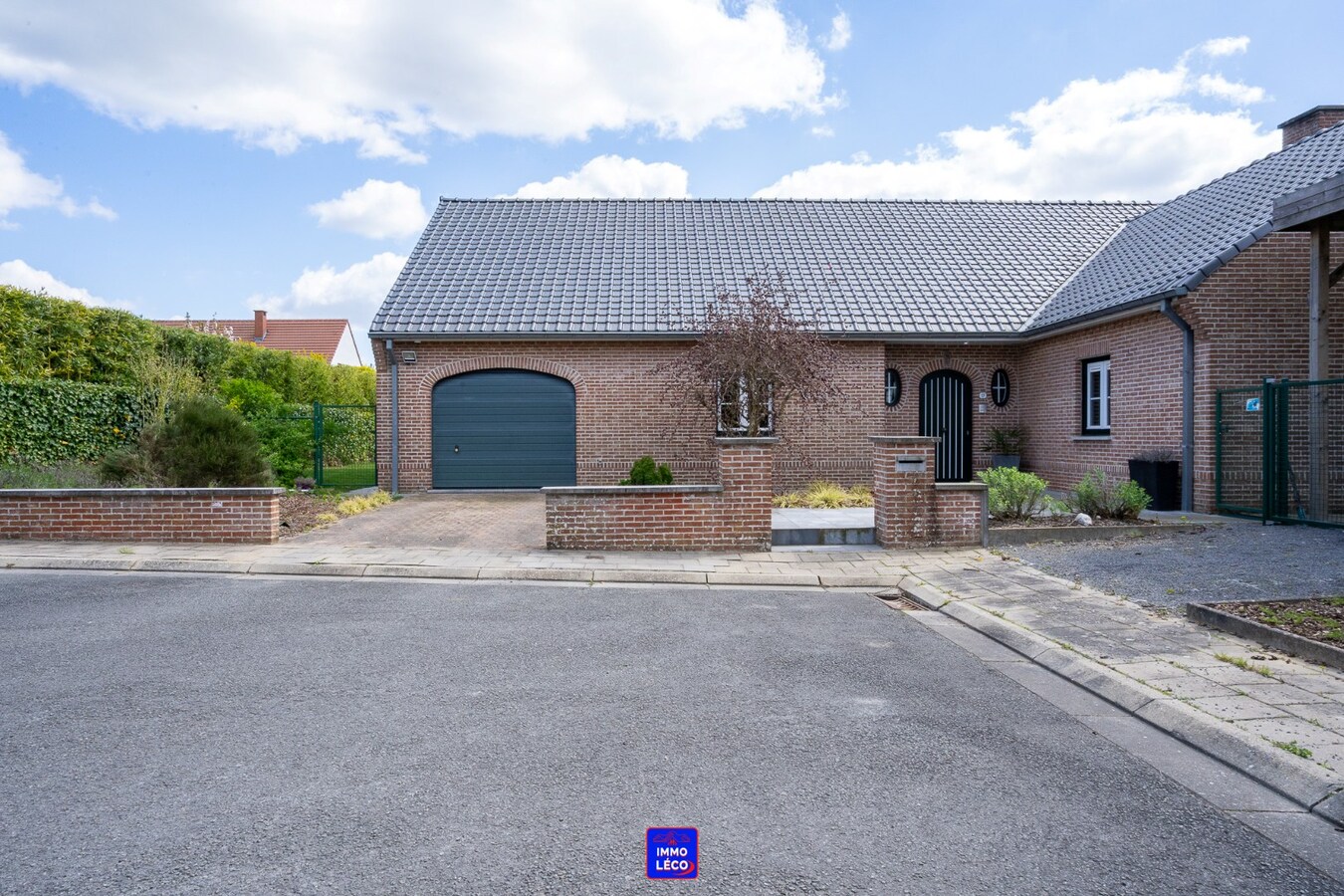 Plain-Pied érigé sur 808m², clos résidentiel prisé, garage et carport, COUP DE COEUR ! 