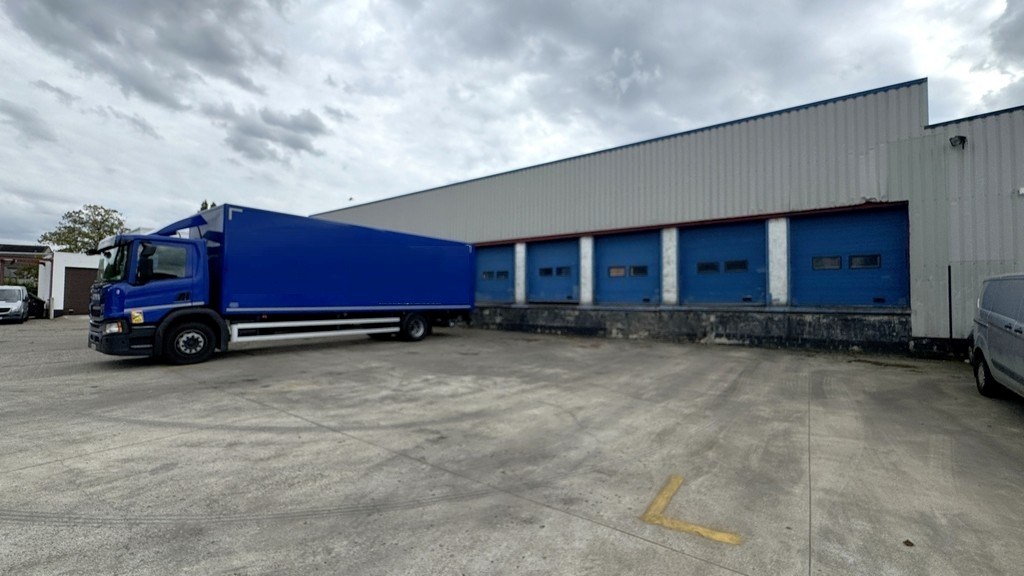 Loods met kantoor te huur nabij E313 in Wommelgem