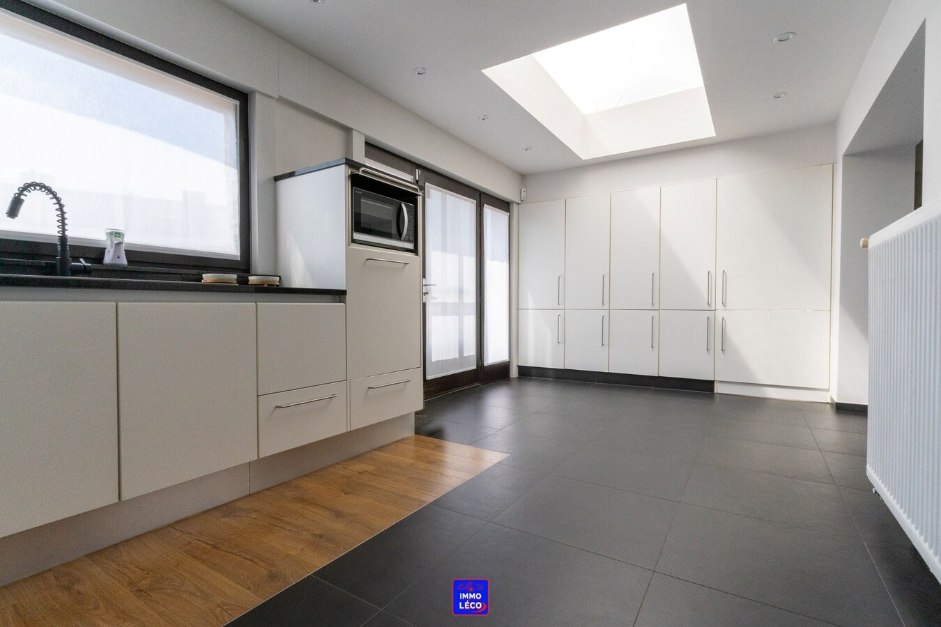3 façades rénovée avec jardin, double garage, parking 2voit., COUP DE COEUR !! 