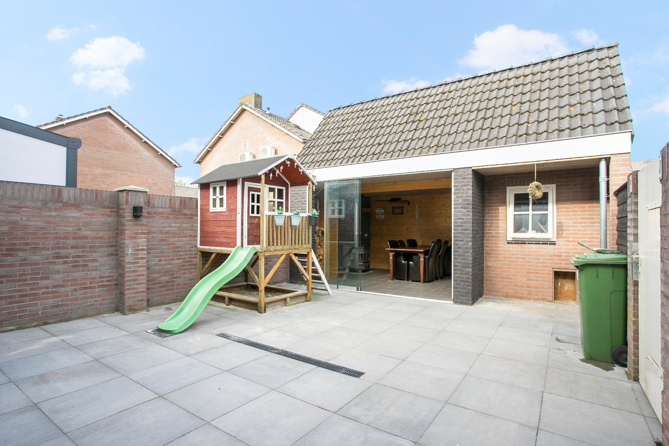 Eindwoning met berging, overkapping, ondergrond, erf, tuin- en verdere aanhorigheden. 