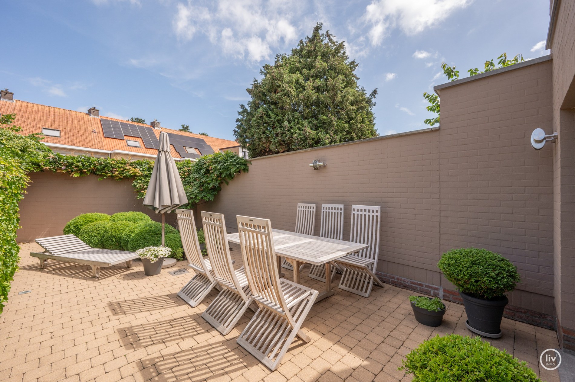 Fraaie bel-étage woning in het centrum van Knokke met Schoonheidssalon op het gelijkvloers. 