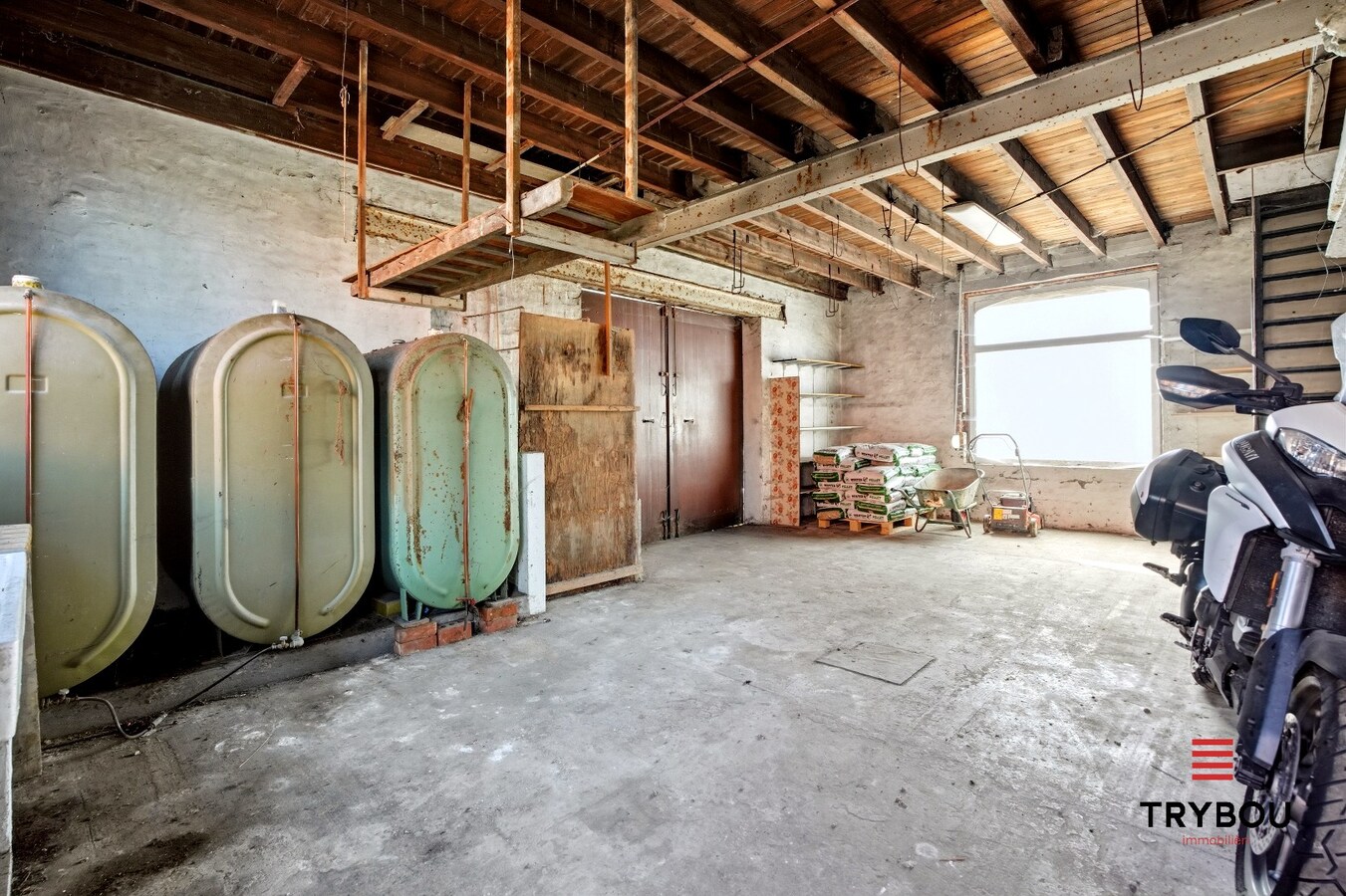 Te renoveren ruime halfopen bebouwing op een perceel van 1491m² met 7 slaapkamers! 