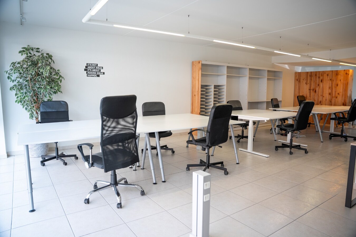 Instapklare handelsruimte met commerciële topligging in het hart van Geel 