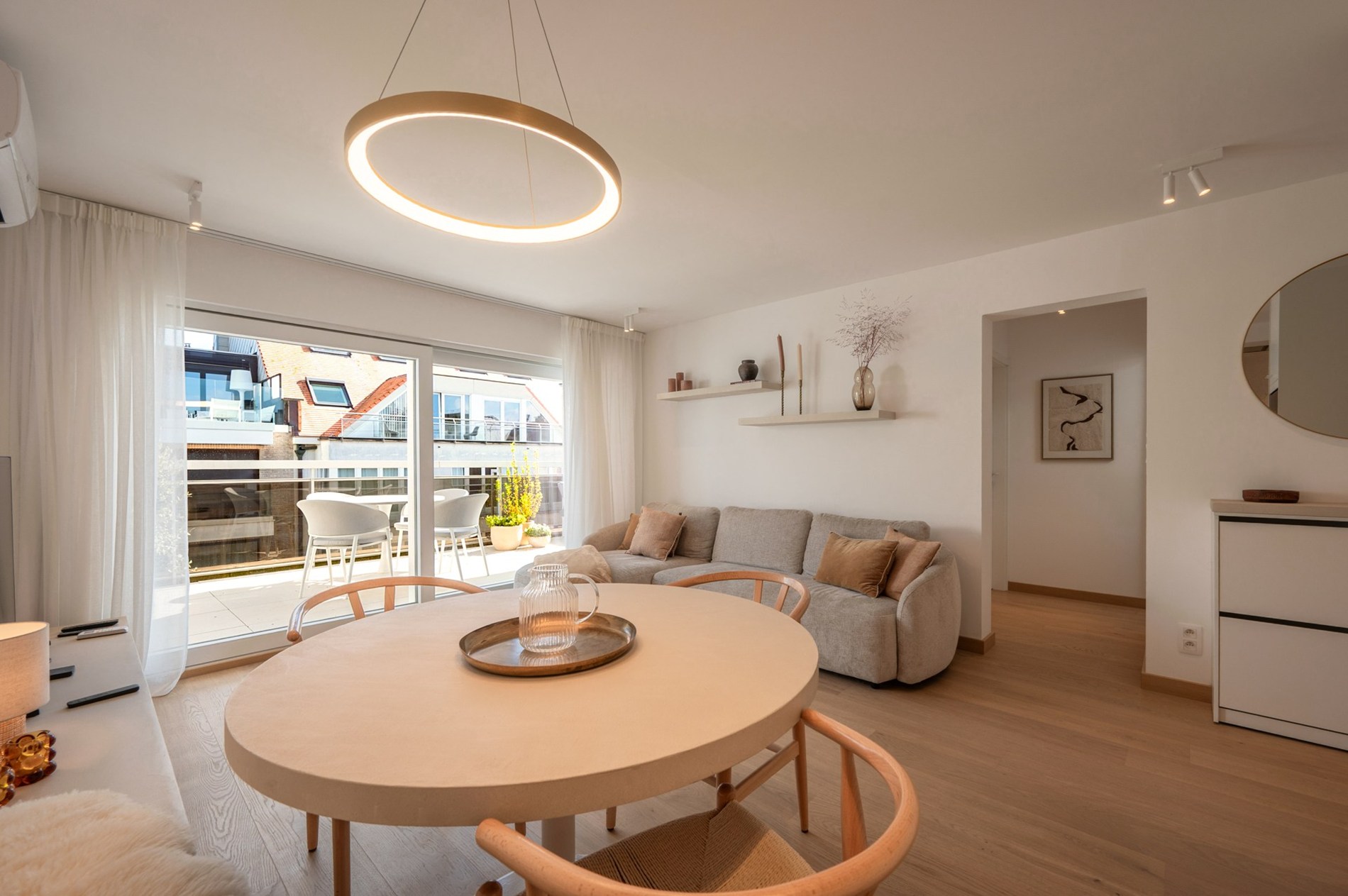 Penthouse duplex exceptionnel de 125 m² dans la résidence William, un bâtiment récent et élégant (2020), parfaitement situé au centre de Knokke. 