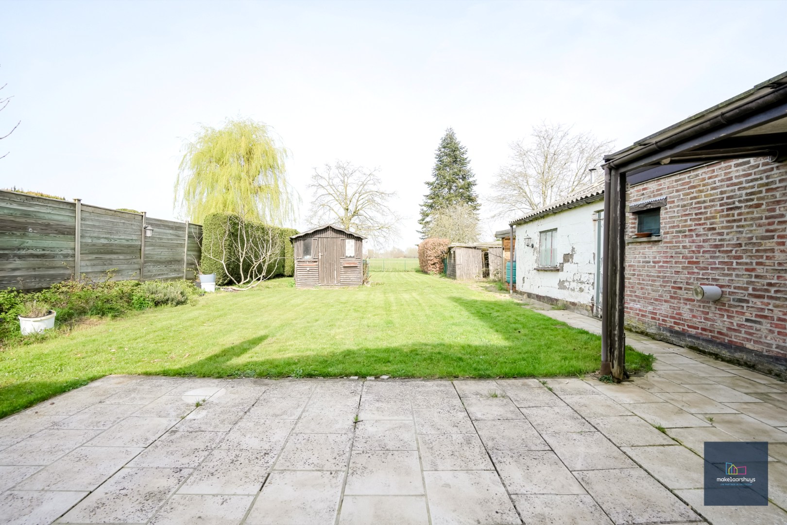 Ruime  halfopen bebouwing  met  zonnige tuin, terras en garage in Waarschoot 