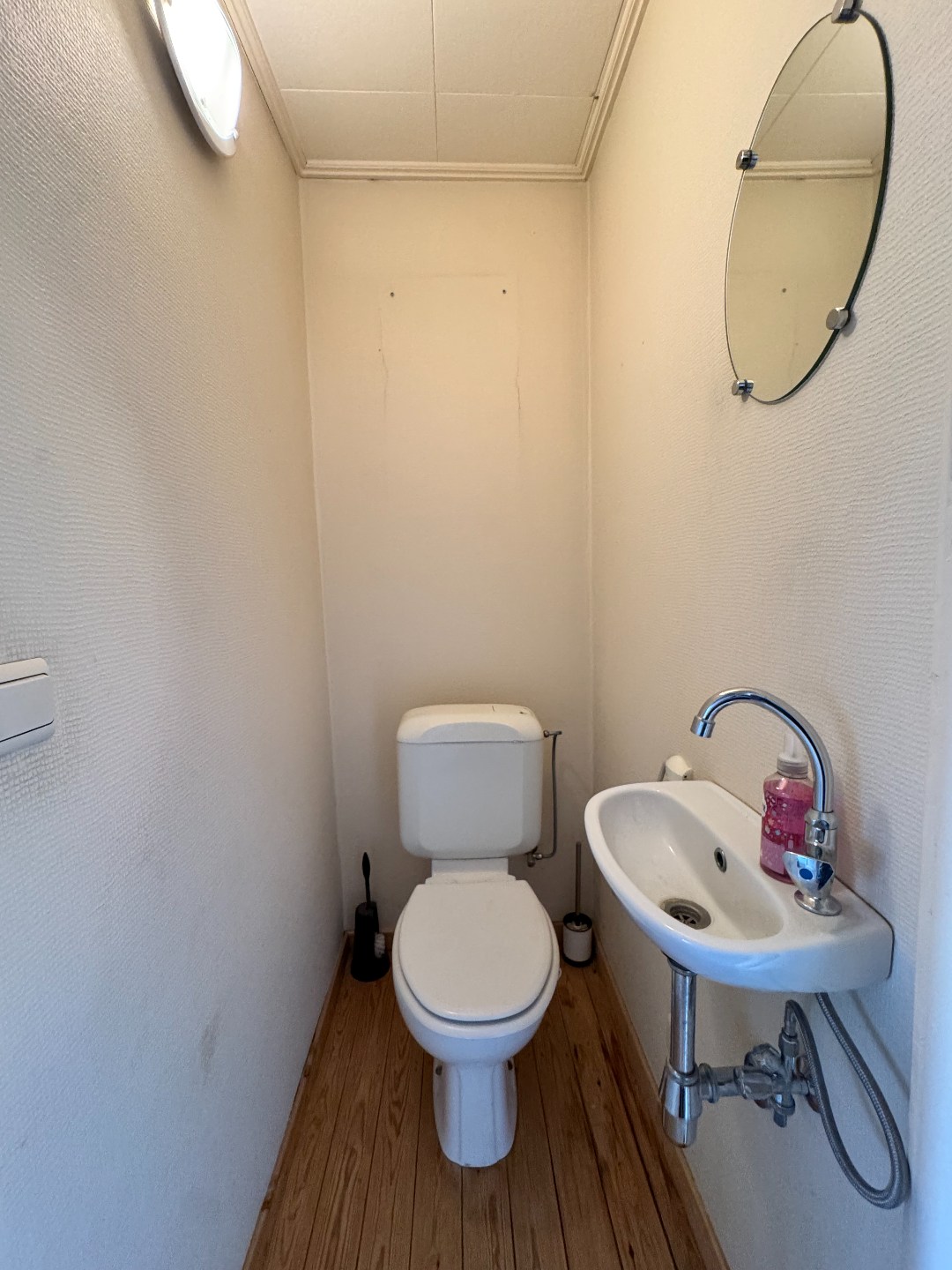 Gesloten bebouwing met 4 slaapkamers, binnenkoer en overdekte autostaanplaats. 