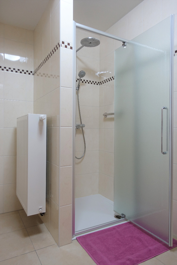 Gelijkvloers appartement met tuin en garage 