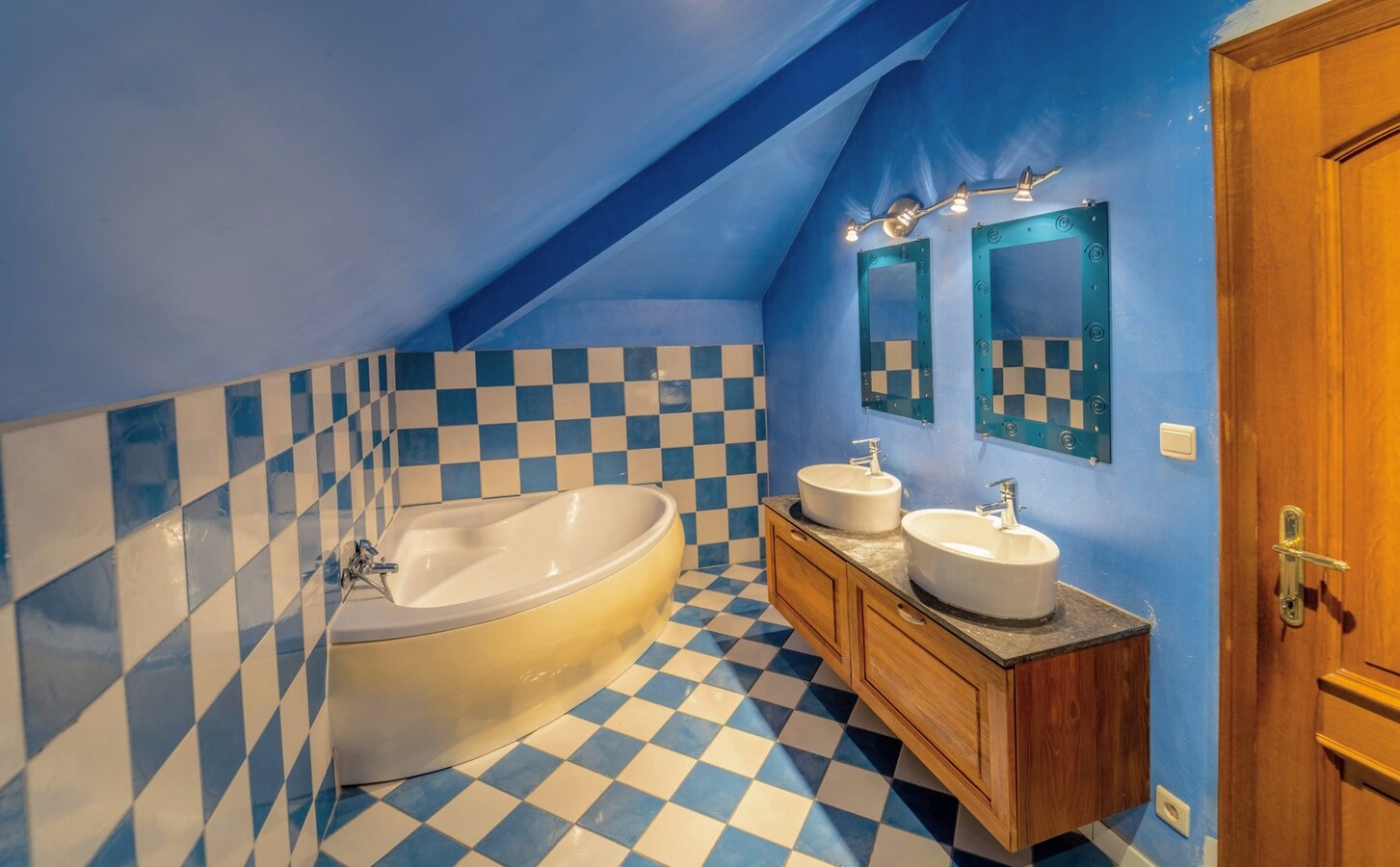 Royale villa met zwembad en extra woonruimte op 3070 m² 