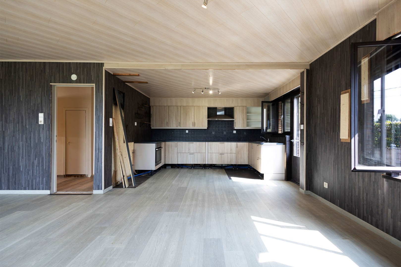 Bungalow met 2 slpks en bijgebouwen landelijk gelegen te Adegem 