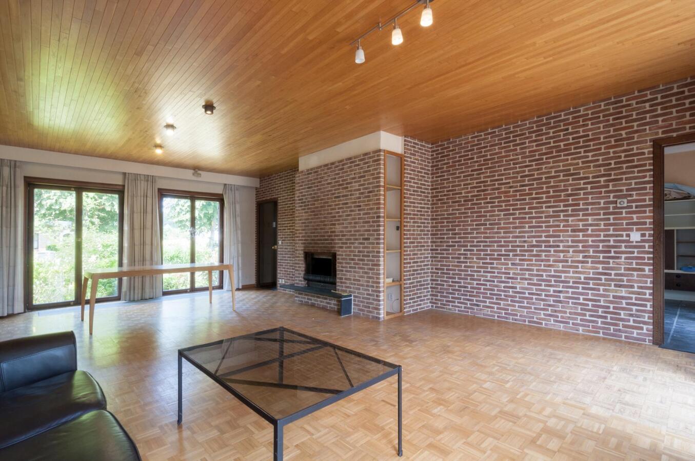 Ruime woning met prachtige tuin en open zicht 