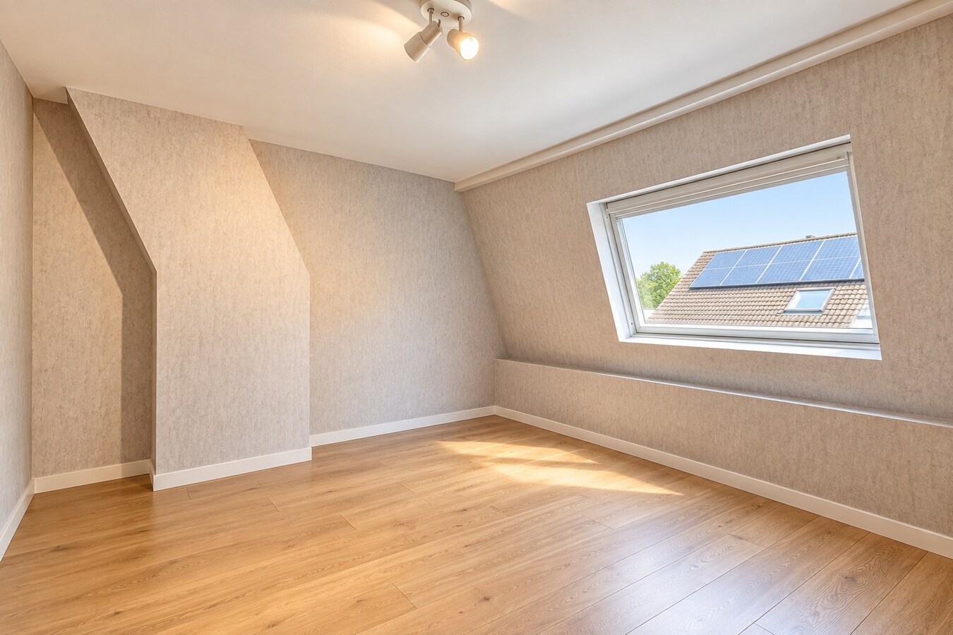 Woning met 5 slaapkamers, garage en tuin te Izegem! 