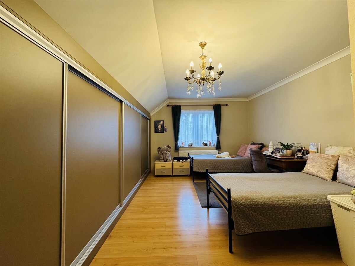 Unieke hoeve met woonst, 3 appartementen en paardenstallen op een ruim perceel van ca 1,2ha te Dilsen-Stokkem 