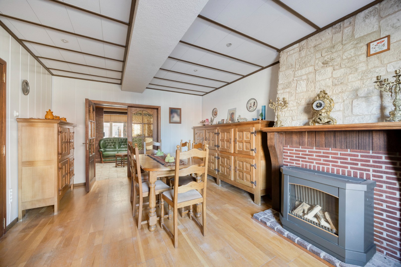 Eetkamer met doorgang salon