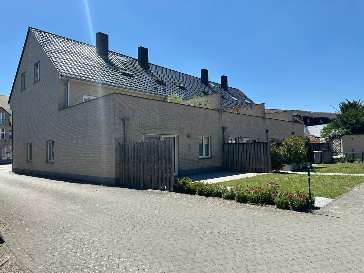 Gelijkvloers 3-gevel appartement met tuintje 