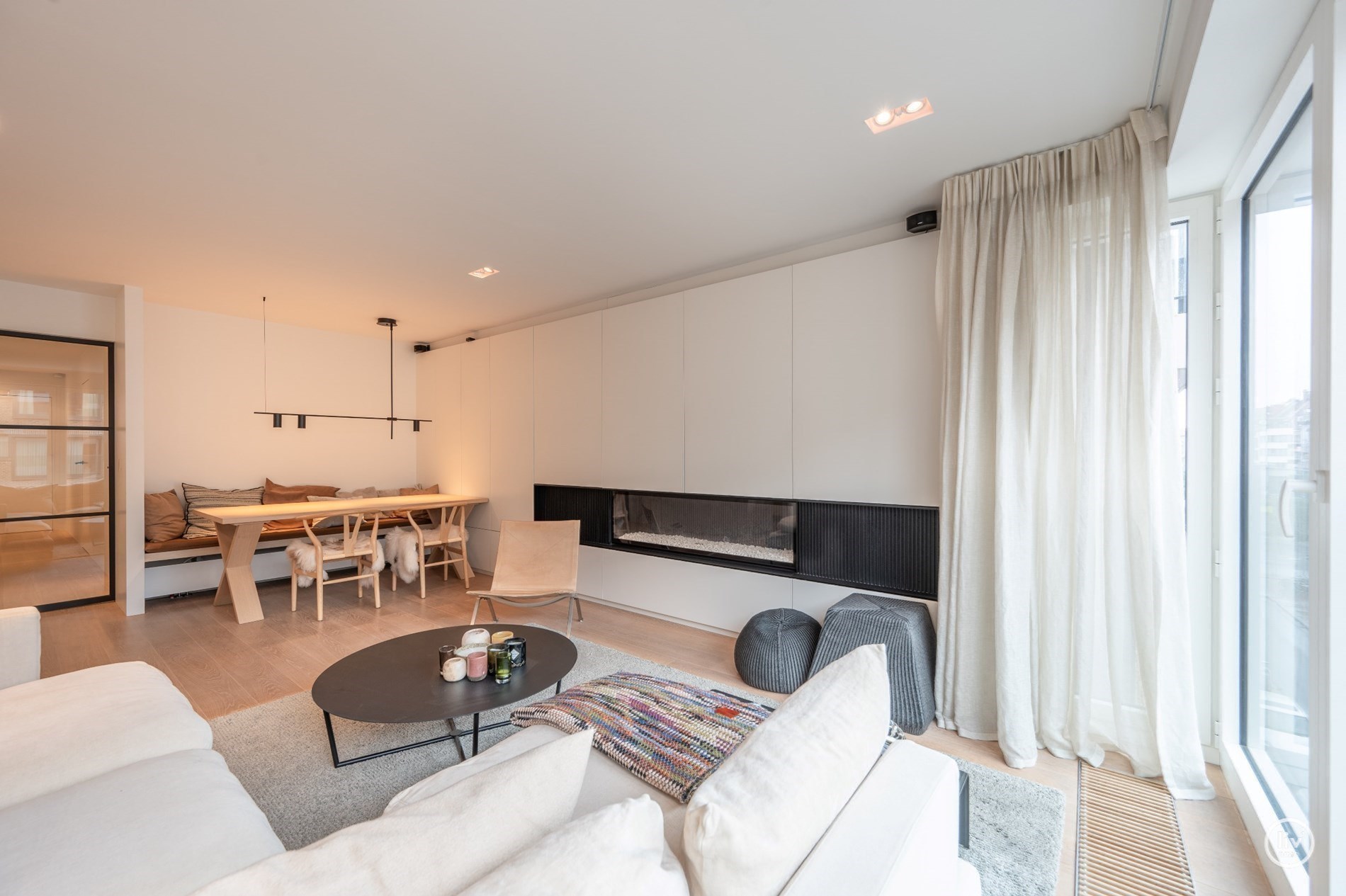 Bel appartement rénové, spacieux avec 2 chambres et une belle largeur de façade, situé au centre de l'avenue Lippens à Knokke. 