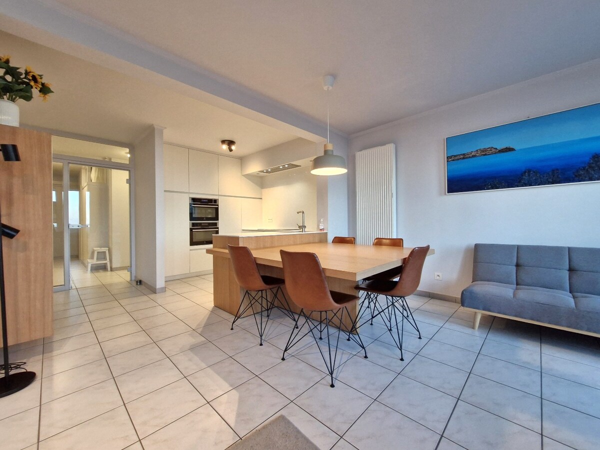 Ruim gelijkvloers appartement aan de zeedijk met open zicht. 