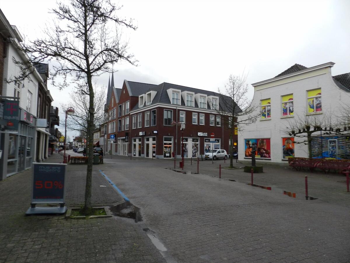 Ruim woon-winkelpand in het centrum van Kaatsheuvel. Het object heeft zowel het huisnummer 66 als 68. Zowel de woning als de winkel hebben een eigen toegang. 