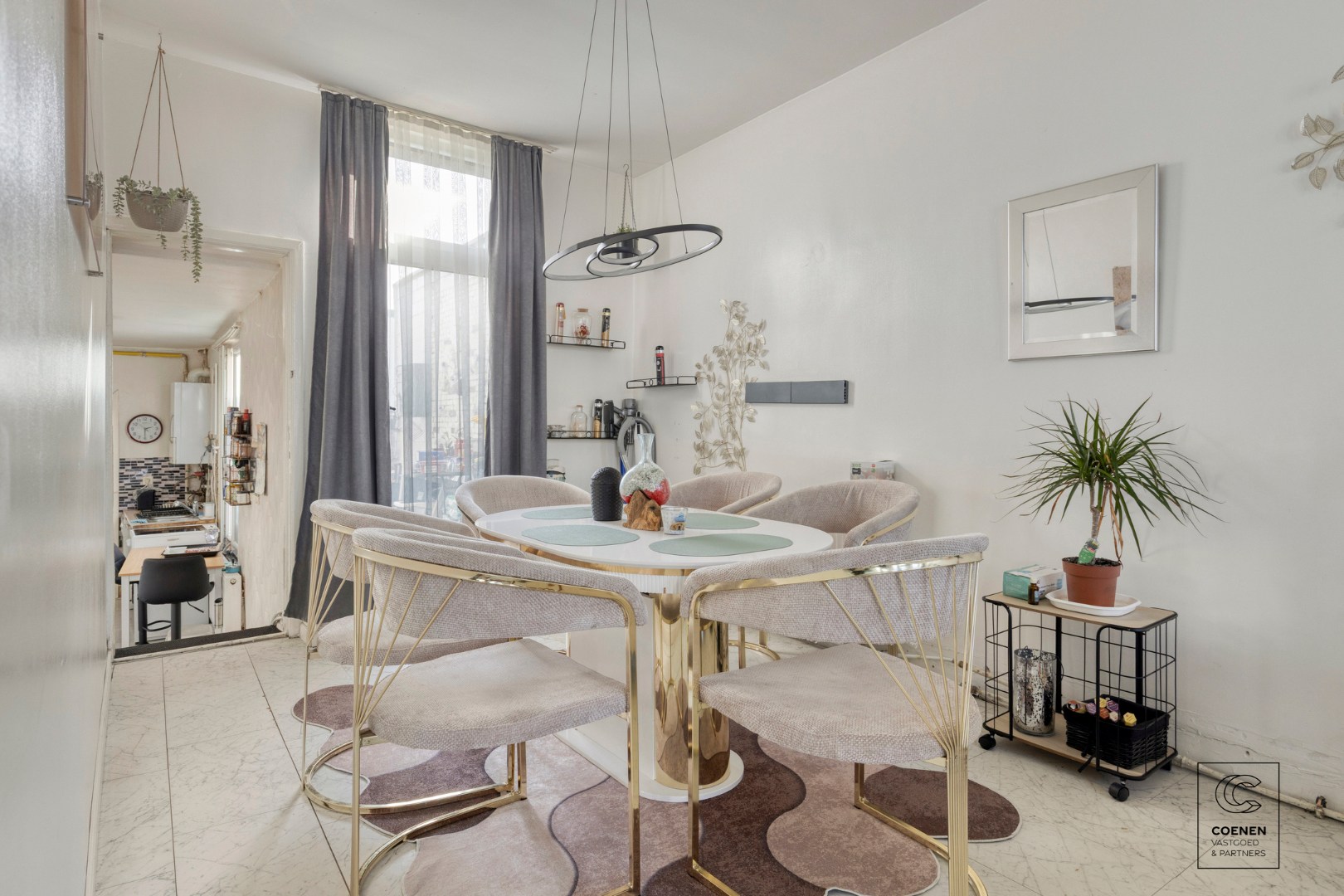 Ruime handelswoning, momenteel ingericht als handelsruimte en 2 appartementen op goede ligging te Antwerpen! 