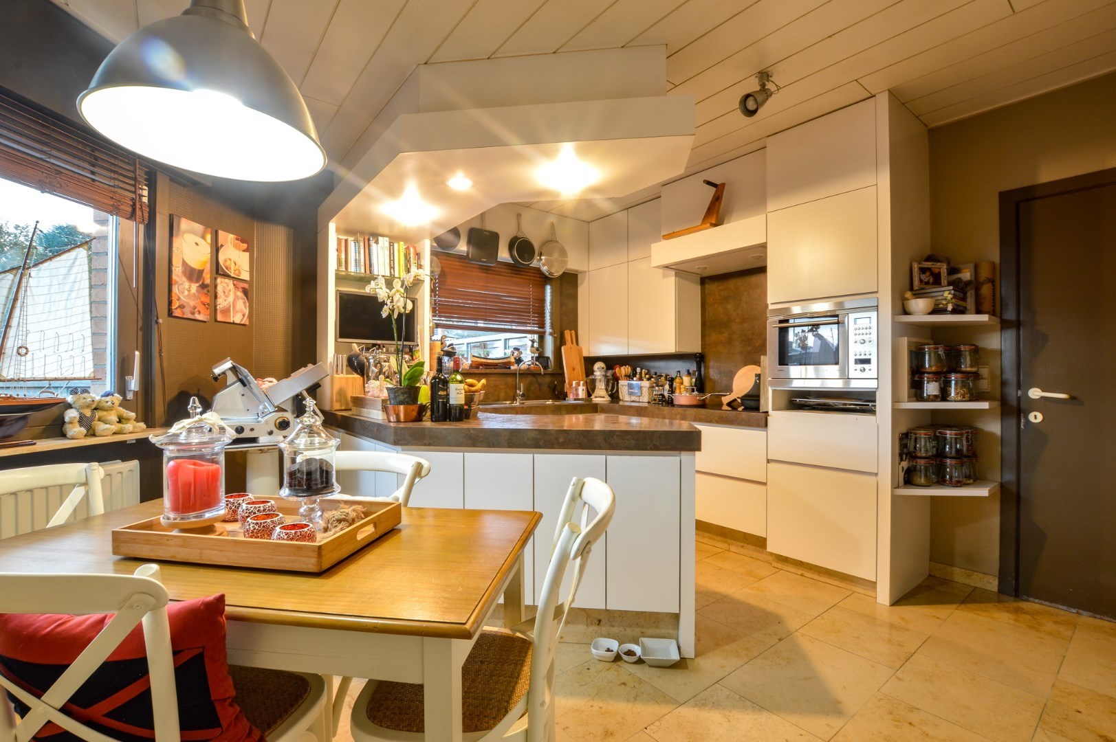 Ruime handelswoning in het centrum van Aartrijke 