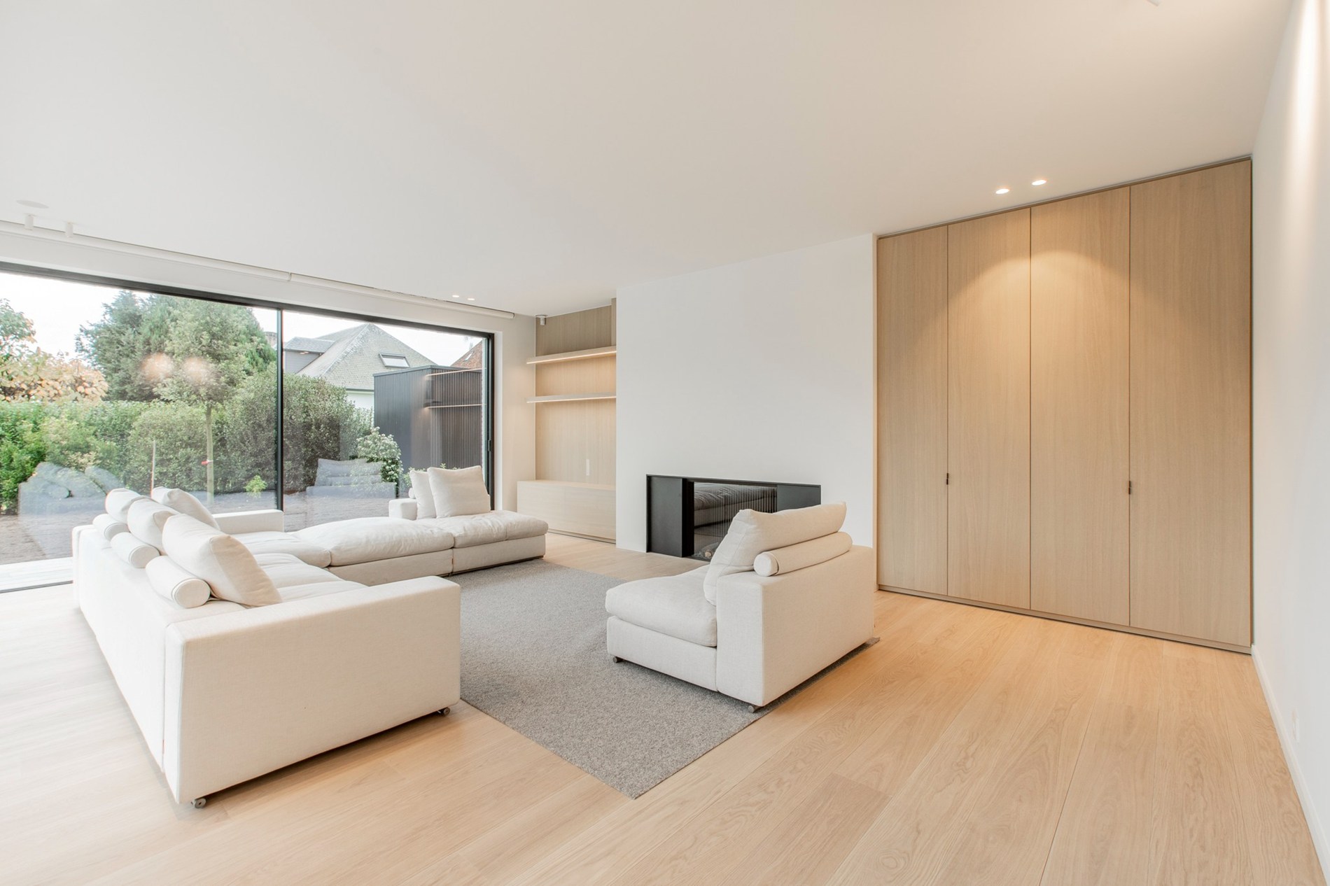 À LOUER : Villa de construction récente et élégante de 2021 alliant confort contemporain et grands volumes de vie, située dans un emplacement exceptionnel à proximité du centre de Knokke-Heist. 