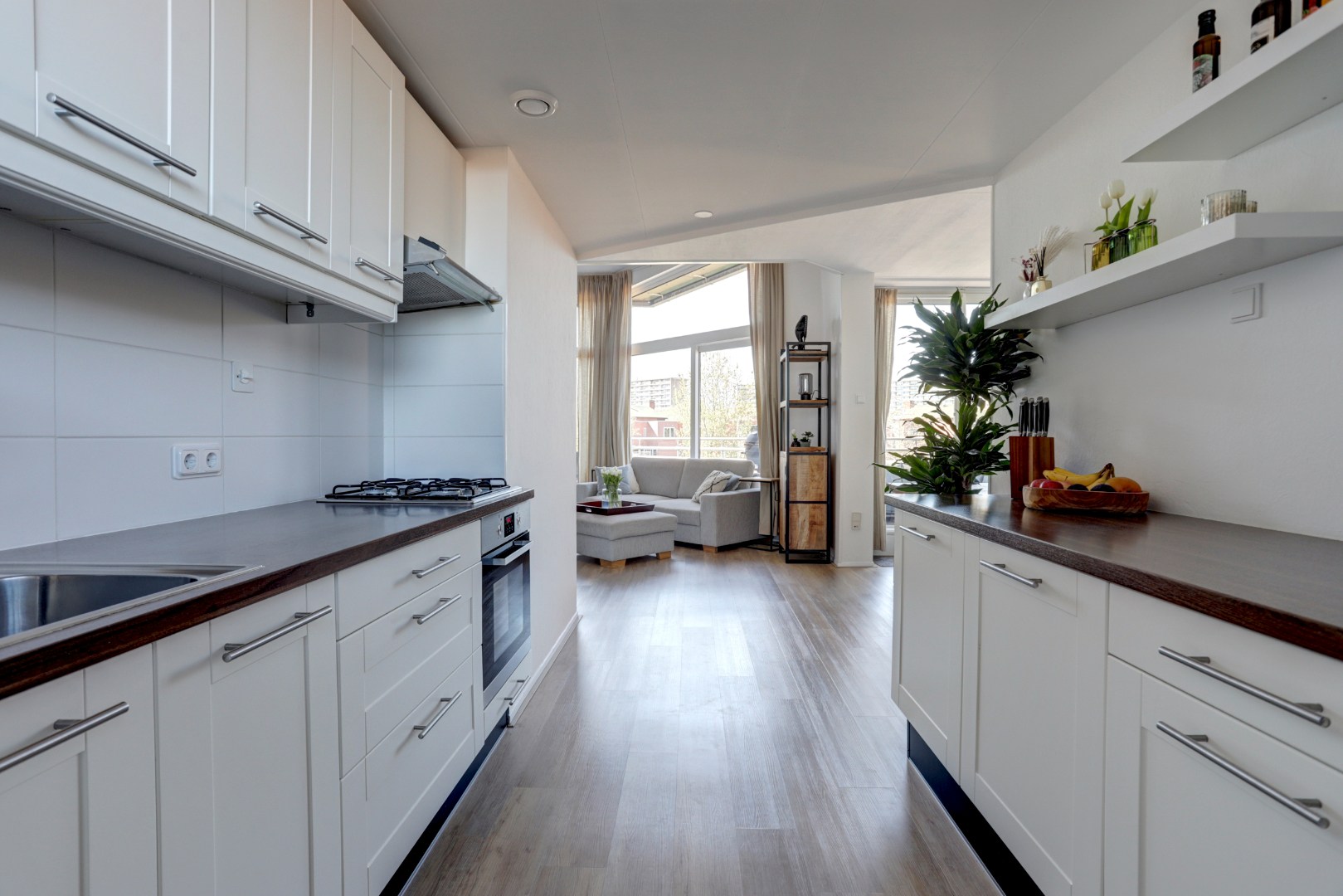 Instapklaar 3-kamer appartement op de 4e en 5e verdieping met ruim zonnig terras, eigen parkeerplaats in de parkeergarage, berging in de onderbouw en gelegen op eigen grond. 