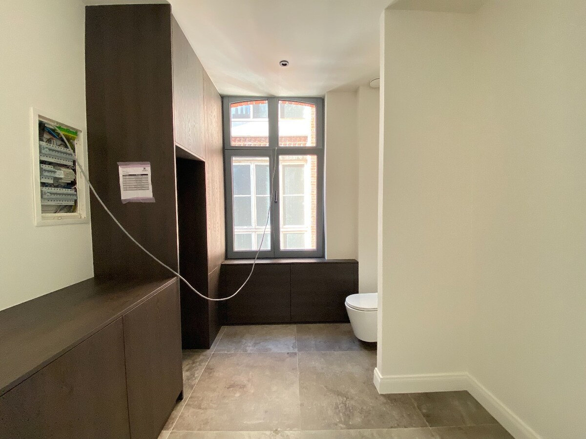 Superbe appartement entièrement décoré avec une grande chambre et terrasse. GRAND PLACE ! 