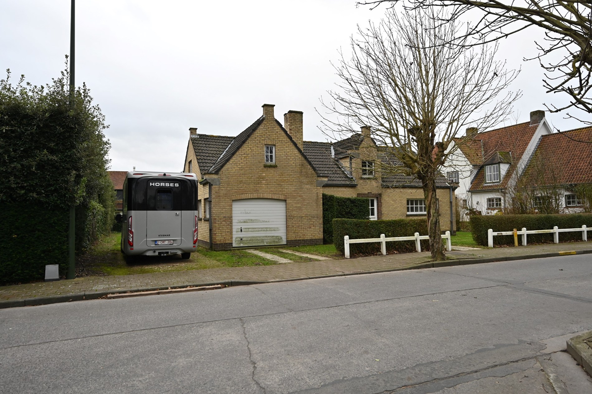 Villa paisiblement située sur un magnifique terrain de 937 m² dans un quartier résidentiel proche des routes d'accès et à quelques minutes en voiture du centre de Knokke et du Zoute. 
