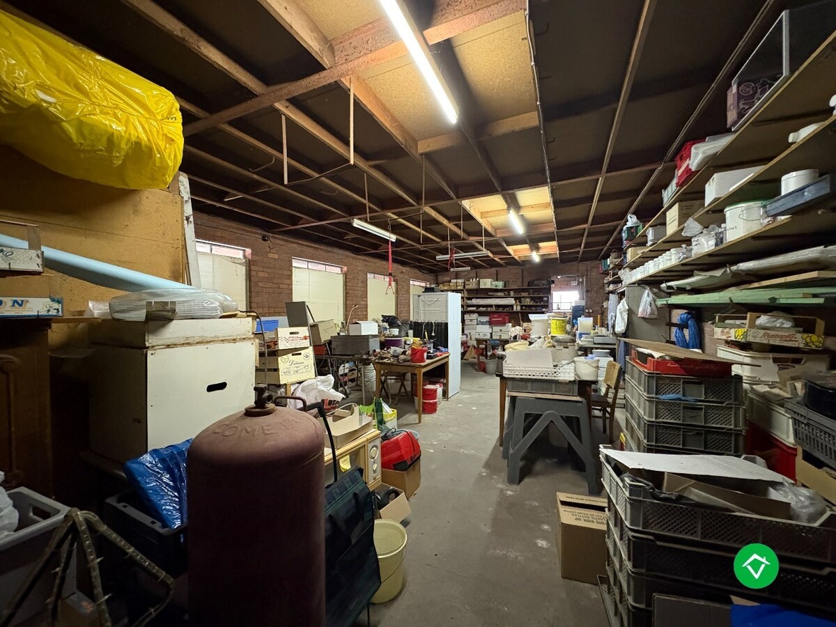 Voormalig handelspand met woonst – totaal te renoveren of te slopen tot projectgrond in centrum Koekelare 