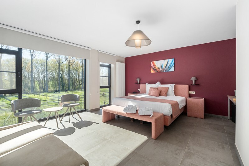 Moderne villa met hippisch complex op 15.856m² 
