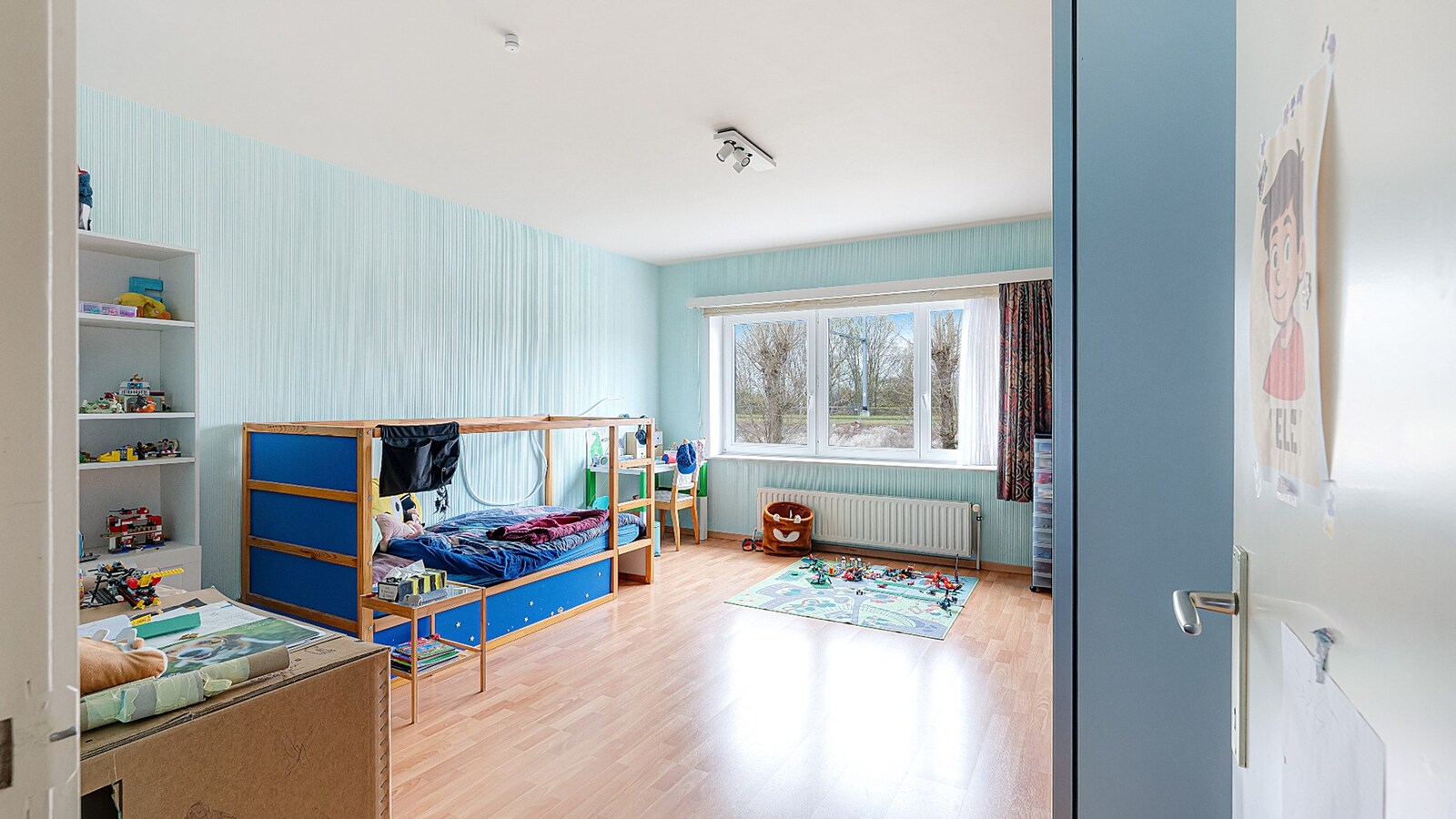 Ruime bel-etagewoning met garage en zonnepanelen in hartje Heist. 