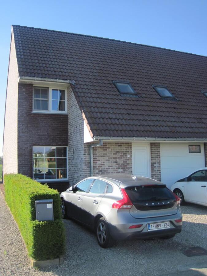 Degelijke woning met terras, tuintje én inpandige garage. 