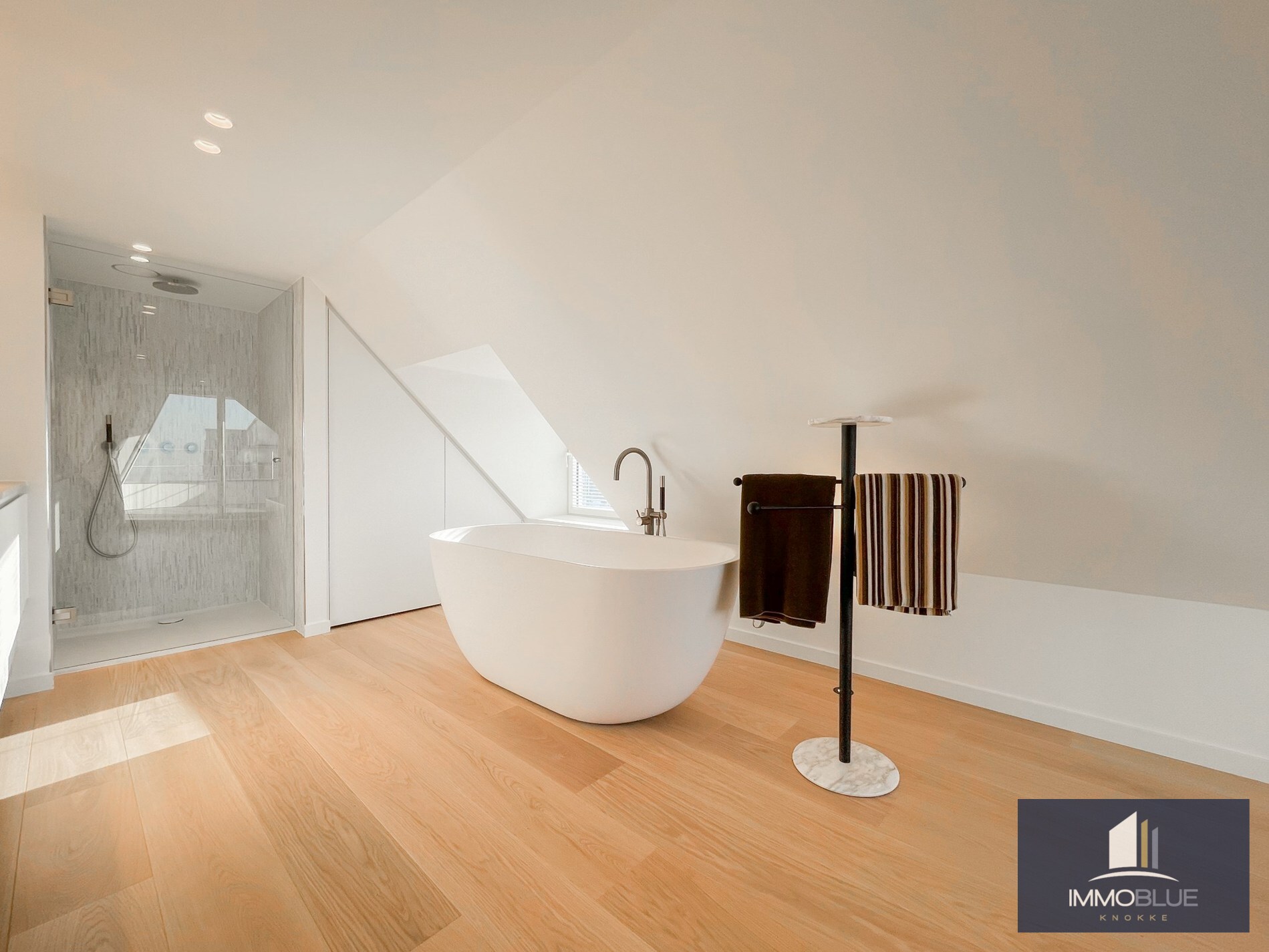 Exclusieve villa: Uitzonderlijk volledig gerenoveerde villa met frontaal zeezicht. 