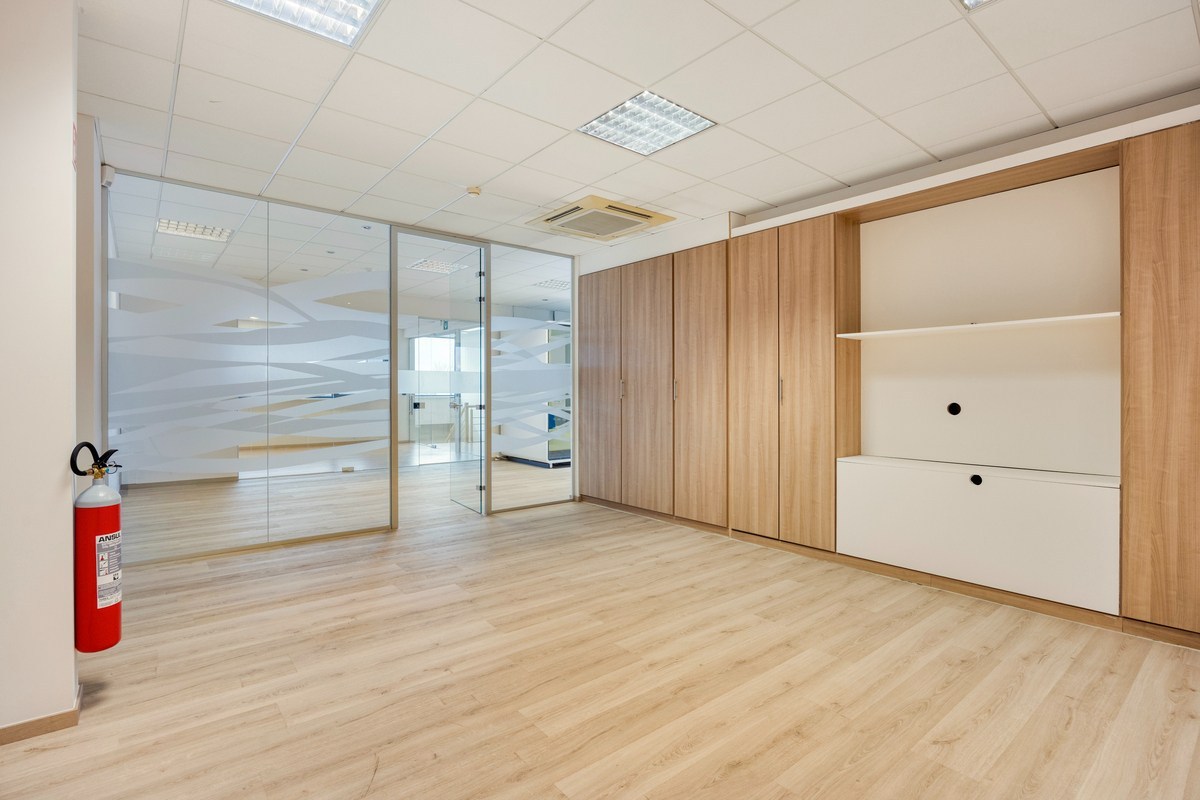 Kantoor te koop in het industriepark te Haasrode/Heverlee met 14 parkings - opp. 626 m² - verkoop van aandelen 