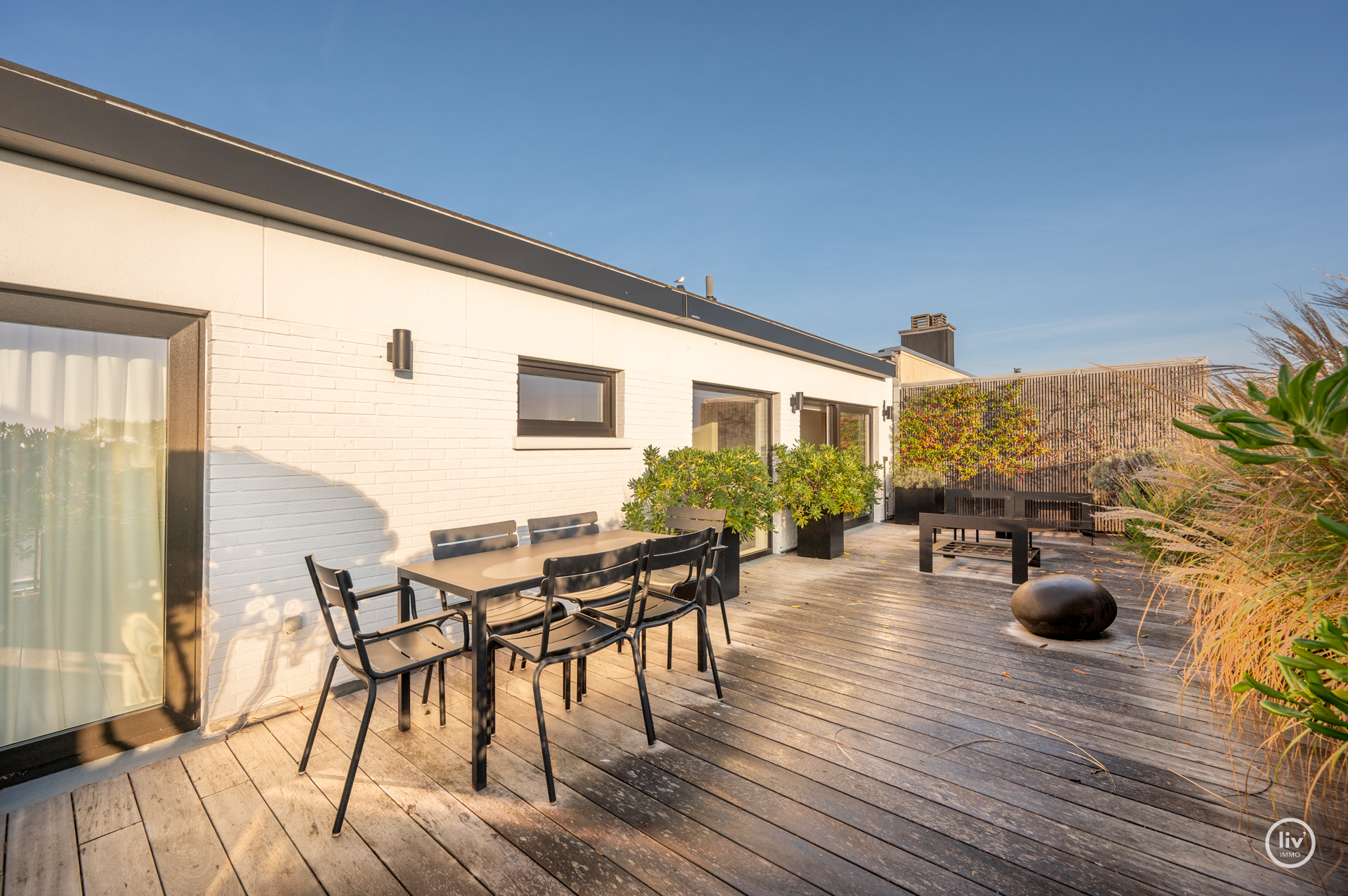 Voici la traduction en français :Appartement lumineux et également en penthouse, idéalement situé entre le Zoute et le centre commercial (possibilité d'acquérir une place de garage à proximité de l'ap 