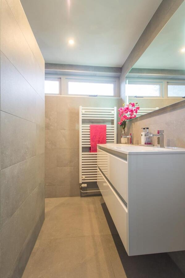 Sfeervolle en gunstig gesitueerde tweekapper met garage, berging en vrije achterom gelegen op 221 M². Deze woning ligt op loopafstand van het centrum van Hilvarenbeek. 