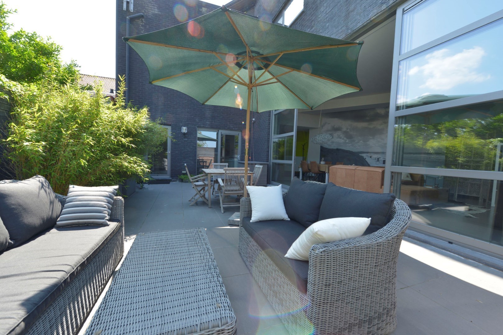 Ruime benedenwoning met garage, polyvalente ruimte, terras, badkamer en 1 slpk te koop te Klemskerke (De Haan) 