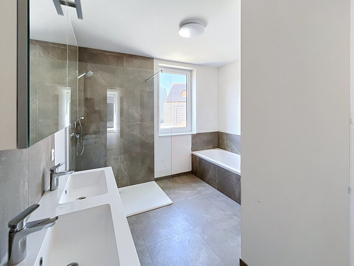 Nieuwbouwwonining met 4 slaapkamers in hartje Aalter op toplocatie. 