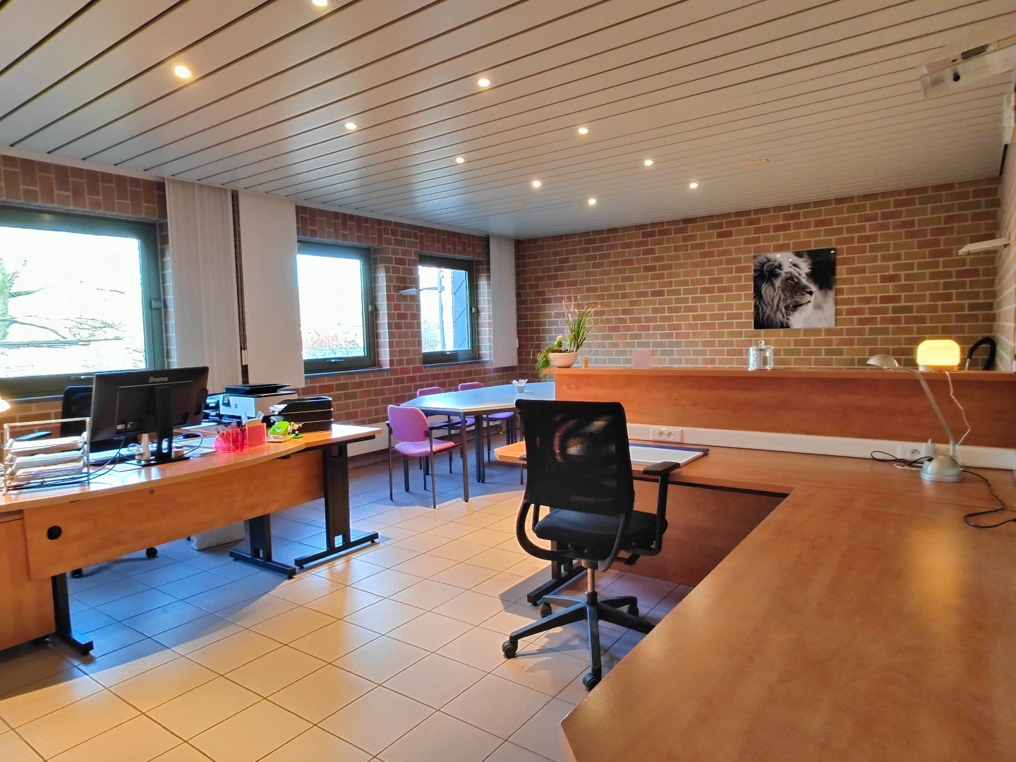 Kantoorruimte op het 1e verdiep te huur in het centrum van Ardooie 
