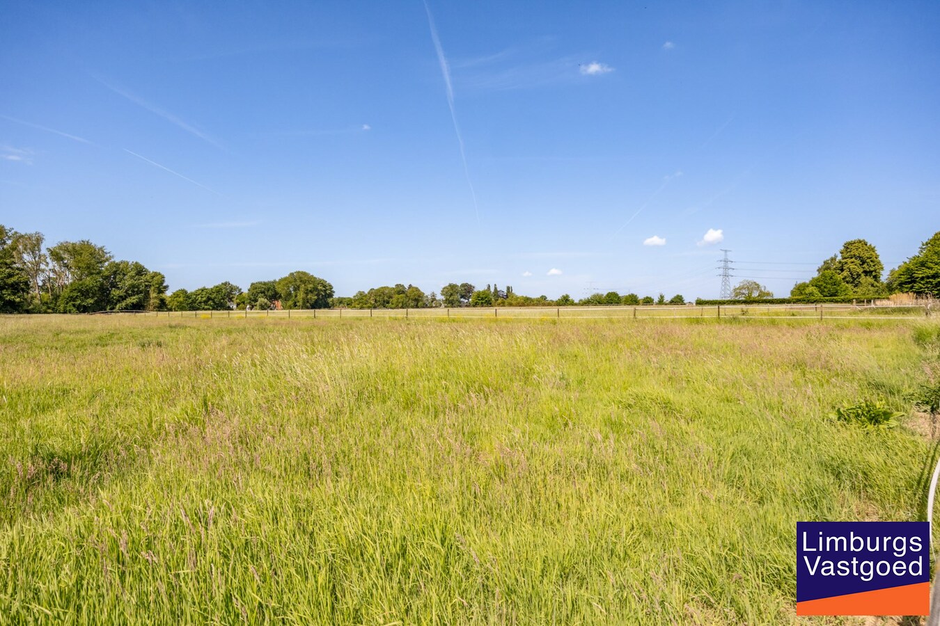 UNIEKE VIERKANTSHOEVE met paardenstallen op 7,34 hectare met vergunning voor zwembad en poolhouse 