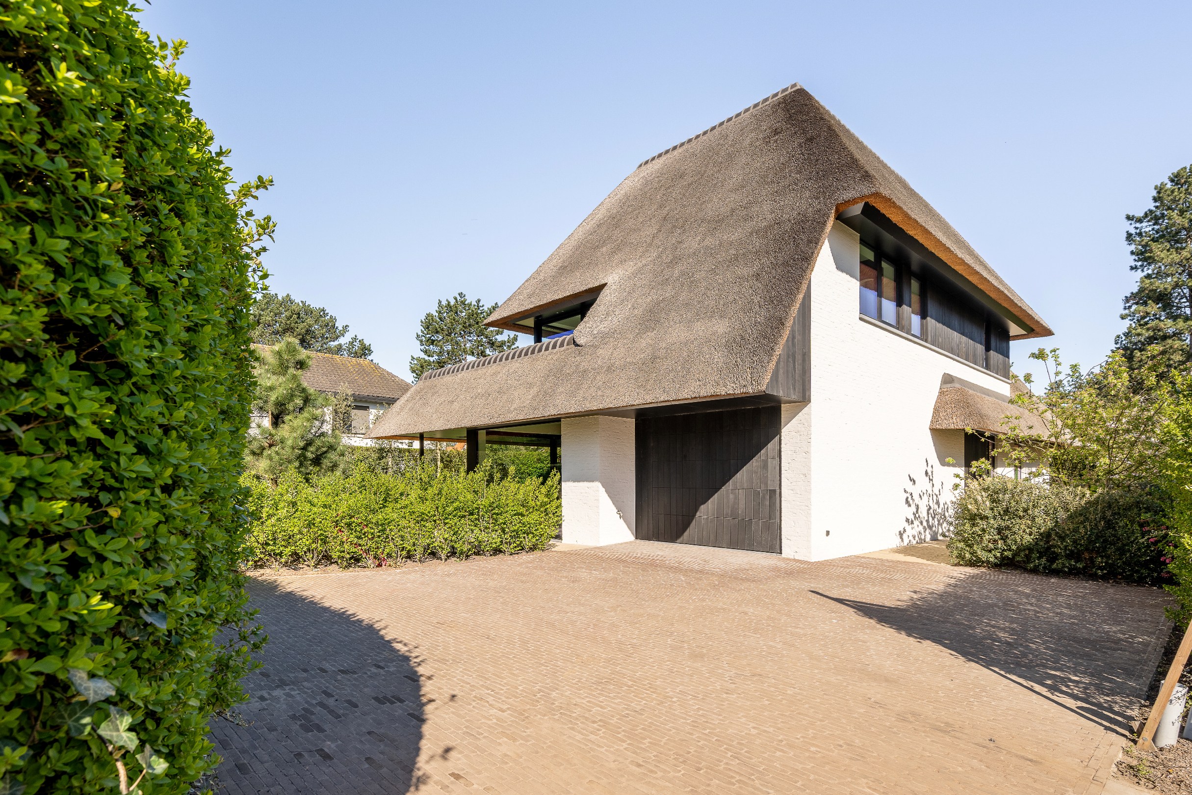 Indrukwekkende nieuwbouwvilla in hartje Zoute op enkele passen van de golf te Knokke. 
