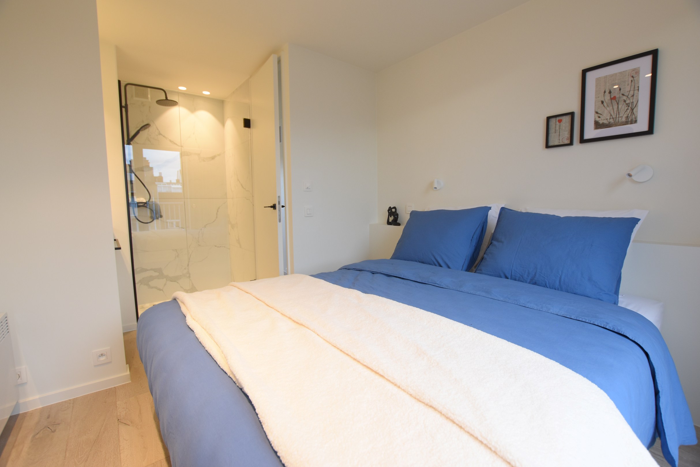 Appartement sous les toits entièrement rénové avec terrasses ensoleillées à 20 mètres à pied de la digue Albertstrand. 