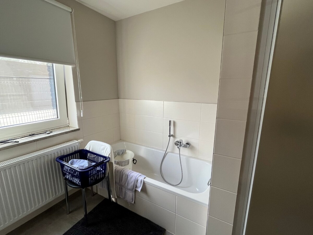 Luxueus én ruim gelijkvloers appartement in rustige omgeving. 