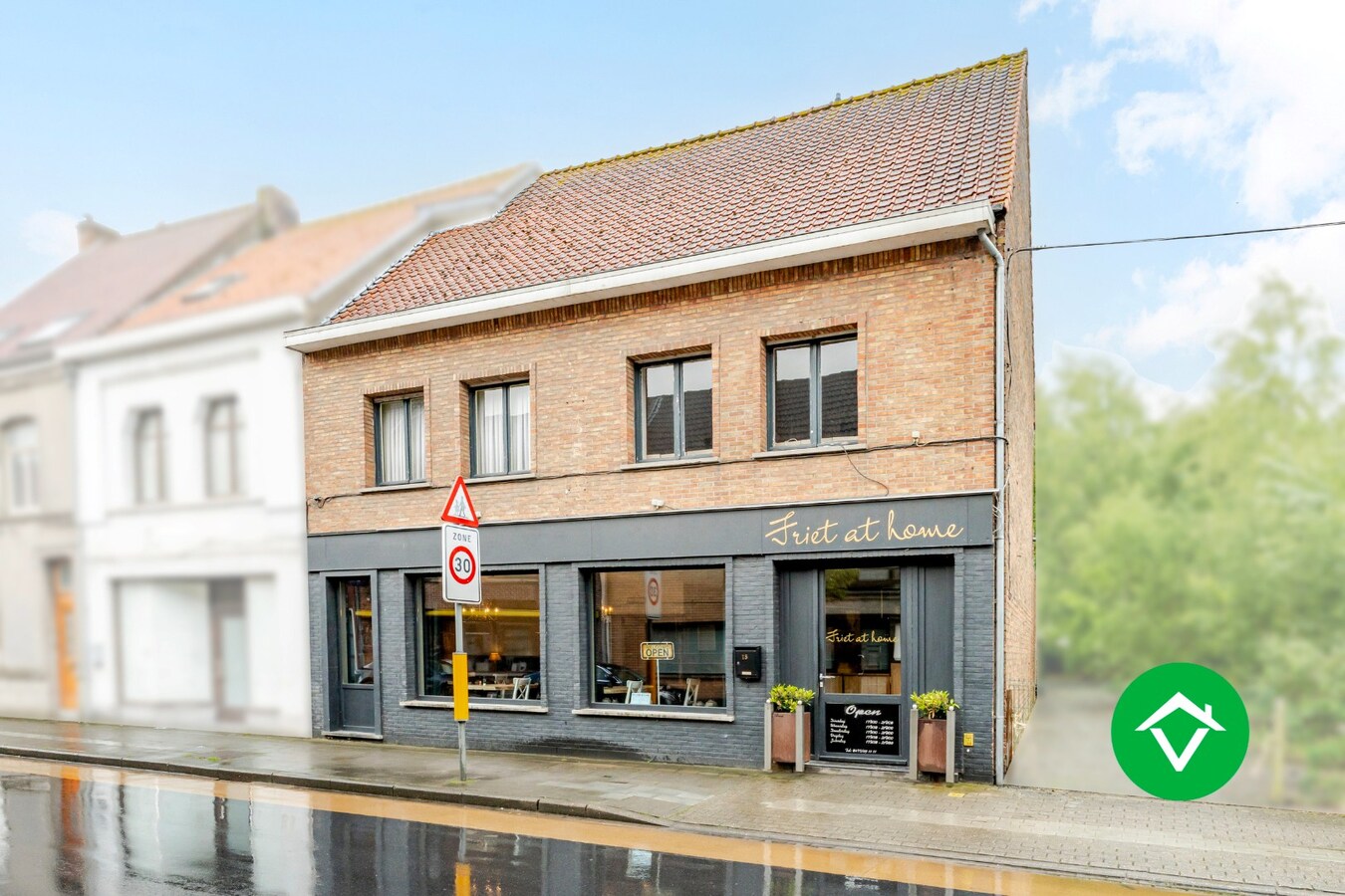 Handelswoning met goeddraaiende frituur te koop in centrum Eernegem 