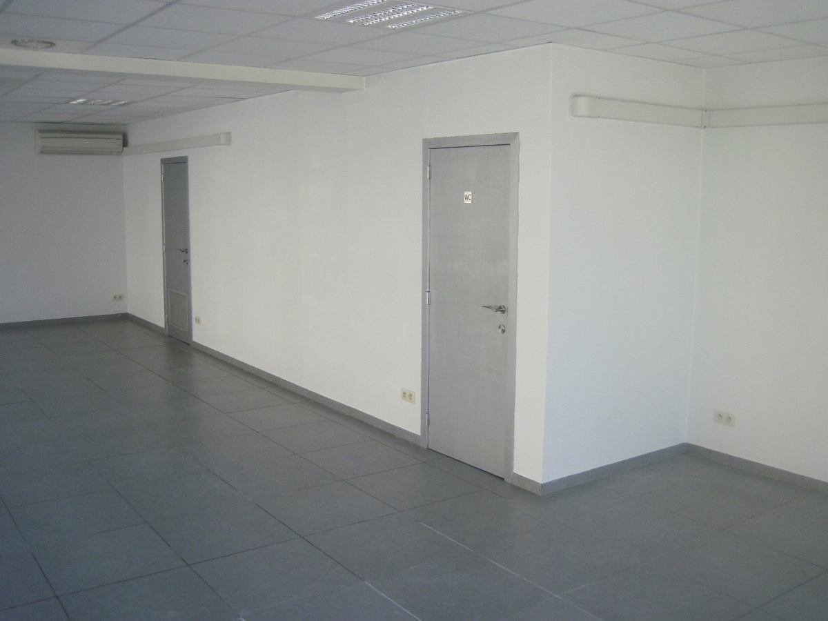 Gelijkvloers pand op top-ligging. Mogelijkheden als winkel of kantoor. 