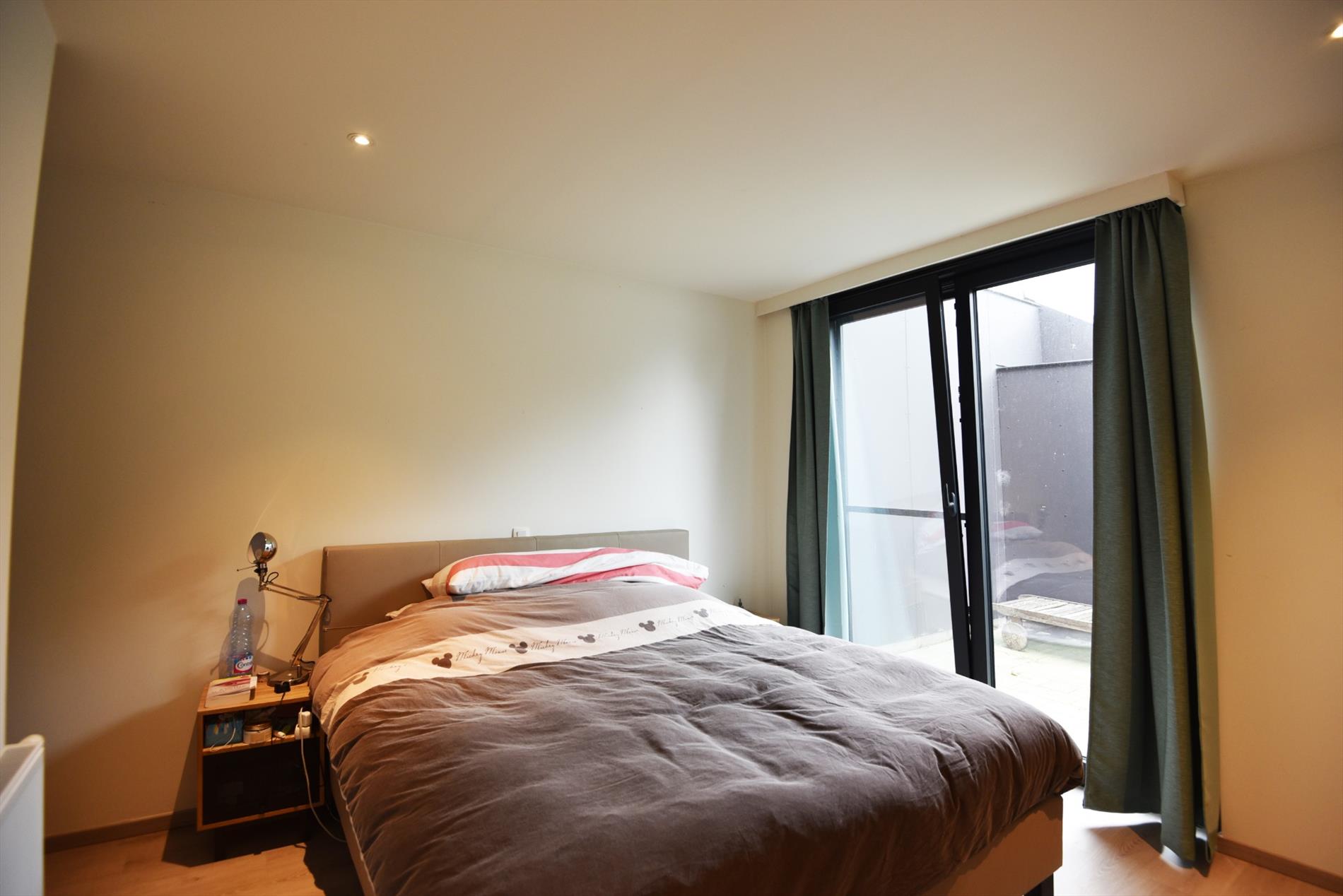 Recent gelijkvloers app. 2 slpks, terras, standplaats en tuin te Lembeke 