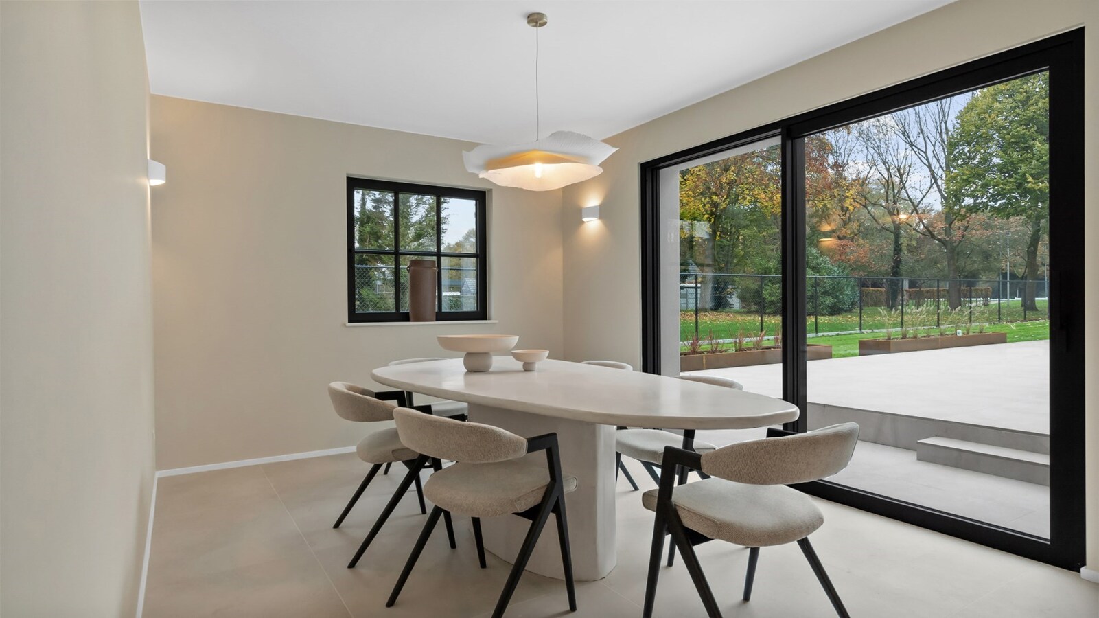 Luxueus landhuis met binnen- en buitenpiste en paardenstallen op een domein van ca. 3 ha te As 